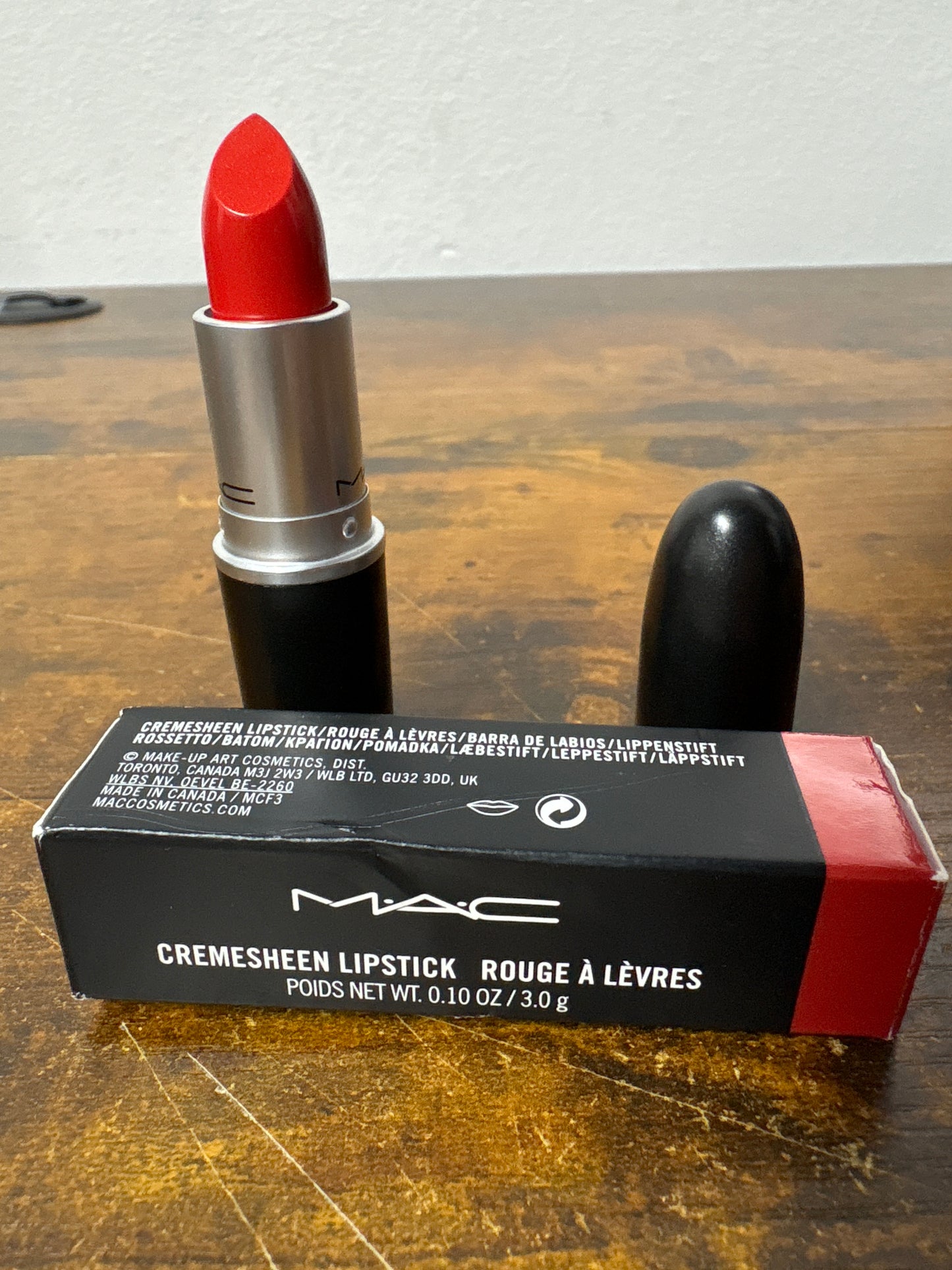 Mac batom cor dozen carnations